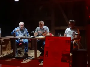 Fußballoriginale Peter Ducke und Ronny Hebestreit in der Scheune Schönbrunn